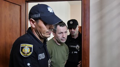 Dos agentes escoltaban este martes a Mijailo Stselnikov, detenido por el asesinato este sábado en Lviv del expresidente del Parlamento ucranio Andri Parubi.