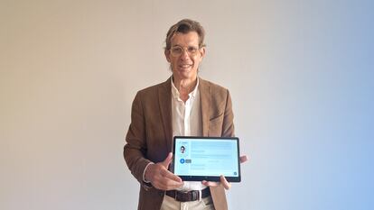 Ernest Companys, CEO de Serenia, con la interfaz del asistente virtual de la compañía en una tableta.