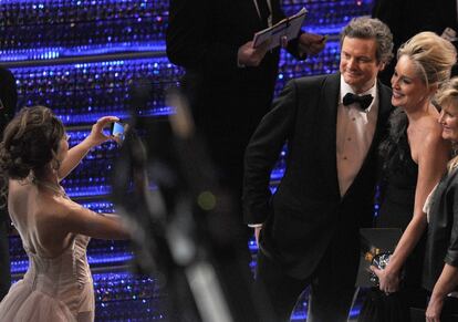 Tras la entrega de los Oscar, Colin Firth posó cerca del escenario con la actriz Sharon Stone, formando así una pareja inesperada en la noche de gala de la Academia.