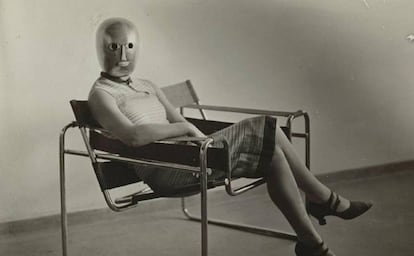 Una mujer con una máscara teatral, de Oskar Schlemmer, sentada en la silla Wassily, de Marcel Breuer, hacia 1926.