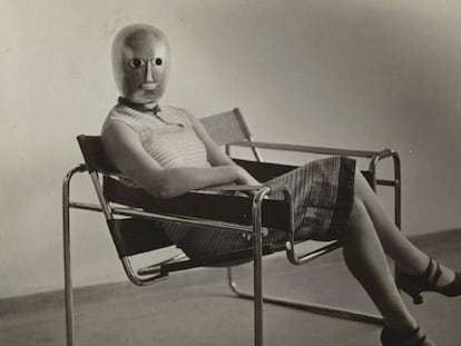 Una mujer con una máscara teatral, de Oskar Schlemmer, sentada en la silla Wassily, de Marcel Breuer, hacia 1926.