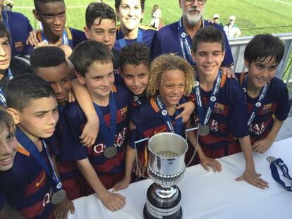 Los jugadores del FC Barcelona posan con el trofeo de campeones. 