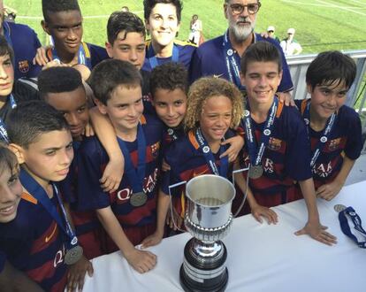 Els jugadors del FC Barcelona es fotografien amb el trofeu de campions.