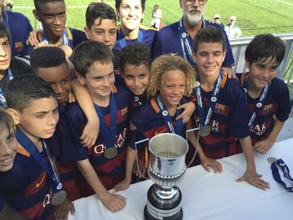 Los jugadores del FC Barcelona posan con el trofeo de campeones. 