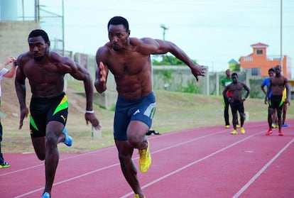 Pista aledaña al estadio nacional de Kingston. Atletas de destacados clubes, como el GC Foster College (en el centro de la imagen, Rasheed Dwyer, una de sus estrellas), entrenan en estas instalaciones bajo condiciones climáticas de altas temperaturas y elevada humedad.