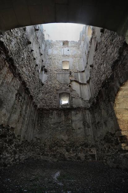En el interior de la torre, se conservan los mechinales de las vigas y, en la segunda planta, restos de una escalera de acceso al interior.