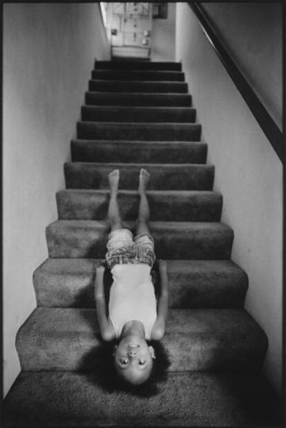 J. Lisa, uno de los diez hijos de Tiny, en las escaleras del piso familiar, en 2014.