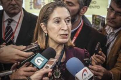 La ministra de Fomento, Ana Pastor, realiza declaraciones a la prensa durante la visita que ha realizado hoy a la Feria Internacional de Turismo (FITUR) que se celebra hasta el próximo 26 de enero en el recinto ferial IFEMA de la capital.