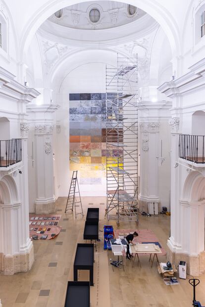 Imagen de las labores de montaje de la exposición 'Tierra en blanco', de la artista Rosell Meseguer, que aparece abajo.