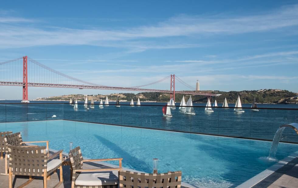 Rooftop del Sud Lisboa con vistas al famoso puente 25 de abril.