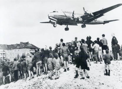 Foto de archivo de 1948 de uno de los aviones que lanzaban mercancías como alimentos, gasolina y medicinas sobre los habitantes de Berlín. Las ayudas de Estados Unidos y Reino Unido desafiaban el bloqueo impuesto por los soviéticos en la zona.