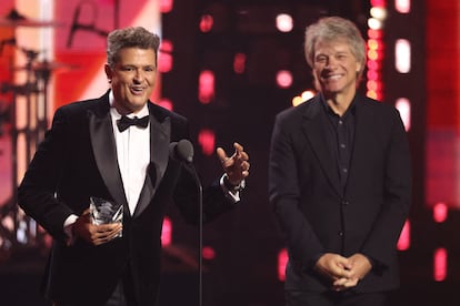 Carlos Vives recibe el premio Persona del A?o por parte de la Academia Latina de Grabacin de manos del cantante Jon Bon Jovi.