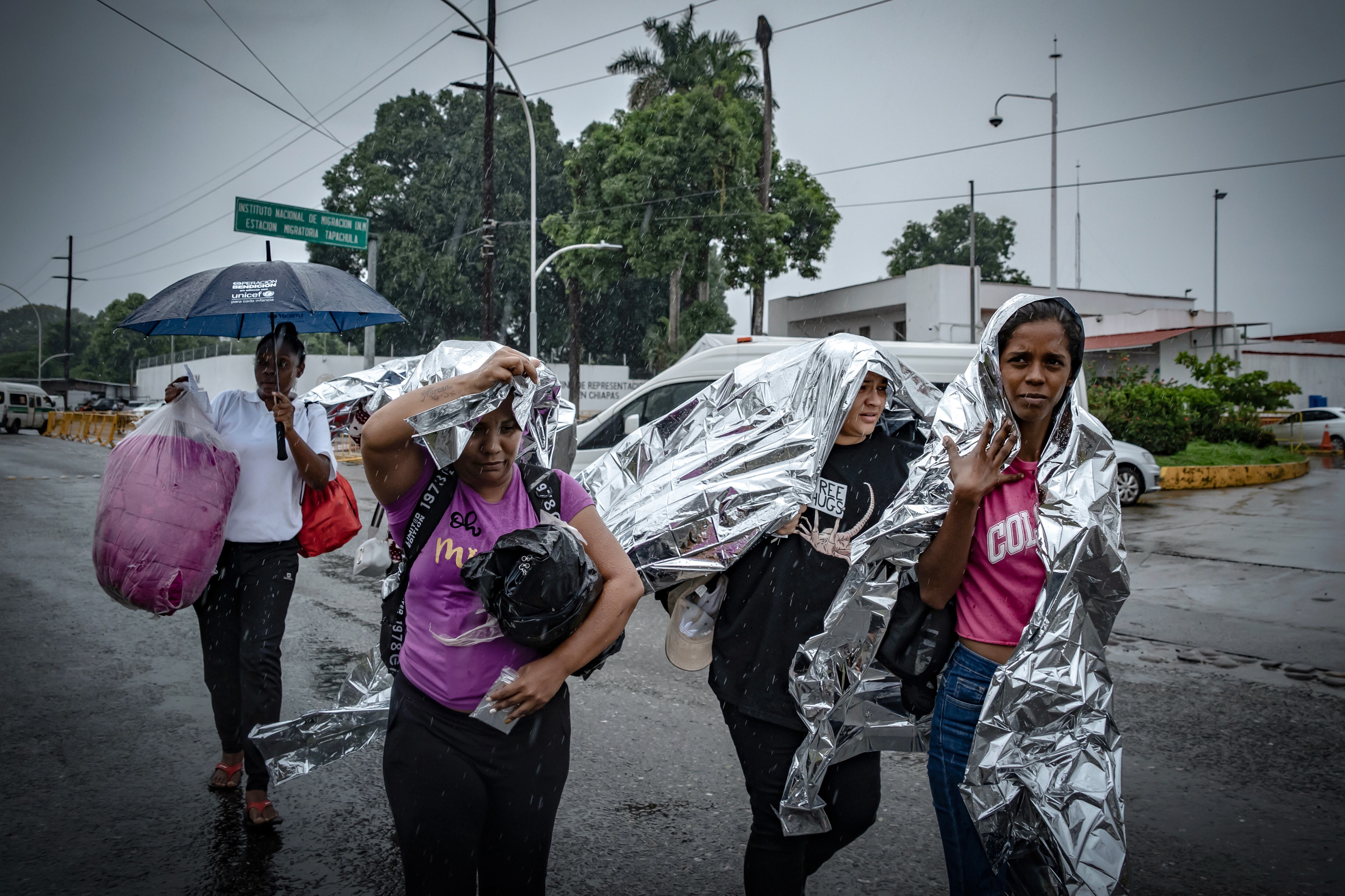 Marlys Marin (derecha) junto a otras mujeres, sale de la estación migratoria.