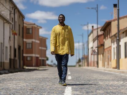 Bazie pasea por el pueblo donde reside, Quintana Redonda. Luce una camisa de Burkina Faso que se suele vestir en ocasiones especiales.