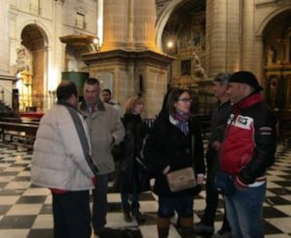 Representantes del SAT e IU, en la catedral de Jaén.