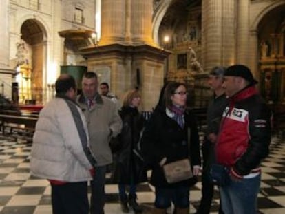 Representantes del SAT e IU, en la catedral de Jaén.