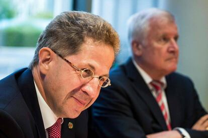 El ex jefe del espionaje alemán, Hans-Georg Maassen (izquierda), junto al ministro de Interior a mediados de septiembre el el Parlamento en Berlín.
