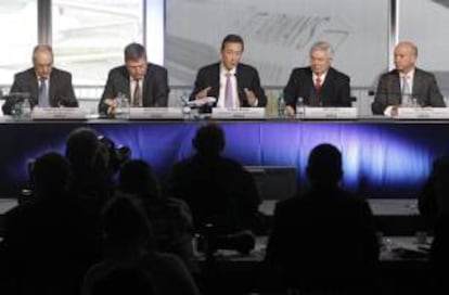 El presidente del fabricante aeronáutico europeo Airbus, Fabrice Brégier (3i), y su jefe de operaciones, John Leahy (2d), hoy en rueda de prensa en Colomiers (Francia).