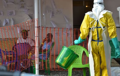 Funcionário da saúde com pacientes em quarentena em agosto na Guiné.