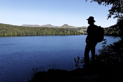 En el pueblo de Besse-en-Chandesse todo parece de postal, incluido el cercano Lac Pavin. Este lago volcánico, ubicado a 6 kilómetros al oeste del pueblo, senderistas y amantes de la bici disfrutarán de las pistas que lo rodean.