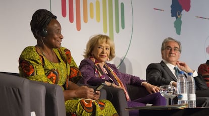 De izq. a dcha. Abiah Magembe, campesina; María Teresa Fernández de la Vega, presidenta de la Fundación Mujeres por África; y José María Sanz, rector de la UAM.