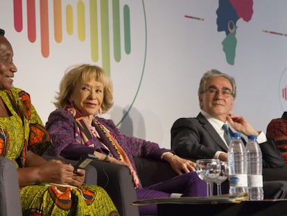 De izq. a dcha. Abiah Magembe, campesina; María Teresa Fernández de la Vega, presidenta de la Fundación Mujeres por África; y José María Sanz, rector de la UAM.