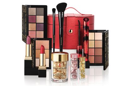 Este neceser de Navidad de Elizabeth Arden puede ser el sueño de cualquier amante de la belleza. Incluye dos paletas de sombras de ojos con ocho tonos cada una, una paleta de coloretes, dos labiales, una máscara de pestañas, dos brochas de maquillaje y tres tipos de cápsulas: de retinol y ceramidas para el rostro y el contorno de ojos.