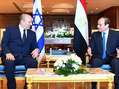 El primer ministro israelí, Naftali Bennett (izquierda) y el presidente egipcio, Abdelfatá al Sisi, el lunes en Sharm el Sheij.