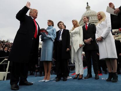 El presidente tomando posesión de su cargo junto a su esposa Melania, quien sujeta la Biblia, y sus hijos Barron, Ivanka, Eric y Tiffany, el 20 de enero de 2017.