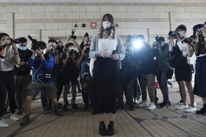 Agnes Chow, a su llegada al Tribunal en Hong Kong (China). Los activistas hongkoneses Joshua Wong, Agnes Chow e Ivan Lam permanecerán bajo custodia en un centro de detención de Hong Kong a la espera de que un tribunal local dicte una sentencia por "organizar una asamblea no autorizada" en junio de 2019, caso por el que podrían cumplir hasta cinco años en prisión.