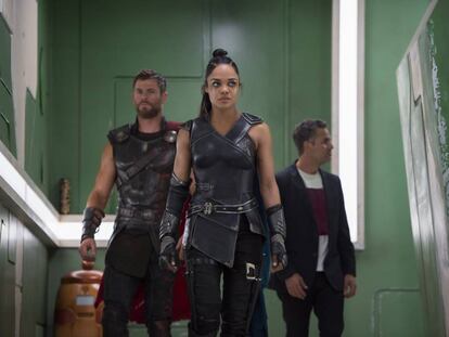 Desde la izquierda, Chris Hemsworth, Tessa Thompson y Mark Ruffalo, en 'Thor: Ragnarok'.