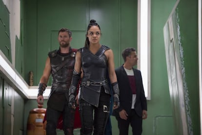 Desde la izquierda, Chris Hemsworth, Tessa Thompson y Mark Ruffalo, en 'Thor: Ragnarok'.