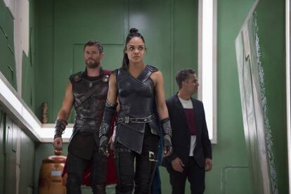 Desde la izquierda, Chris Hemsworth, Tessa Thompson y Mark Ruffalo, en 'Thor: Ragnarok'.