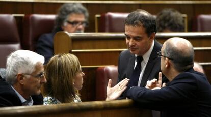 Carme Chacón conversa con Alfred Bosch en el Congreso.