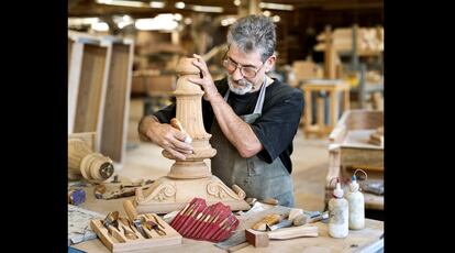 Louis, del departamento de restauración, enfrascado en la reparación de una pata. 