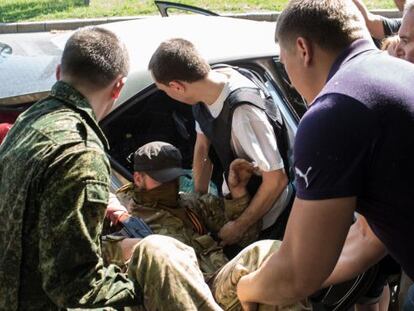 Um soldado ucraniano é levado ao hospital depois de ser ferido durante conflito nas proximidades do aeroporto internacional de Donetsk.