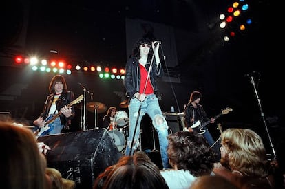 Concierto de Los Ramones en 1978, el mismo año en que fueron abucheados durante un concierto en San Bernardino.