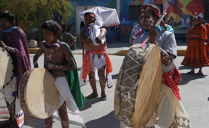 Músicos tarahumaras amenizan una fiesta en Ciudad Juárez (México).