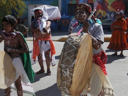 Músicos tarahumaras amenizan una fiesta en Ciudad Juárez (México).