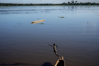 Os grupos armados controlam atualmente quatro quintos do país. Algumas crianças se juntaram a eles depois que seus pais foram mortos ou empurrados pela extrema pobreza. Na imagem, duas crianças tomam banho no rio Ubangi, em Bangui, e brincam na canoa do pai. Do outro lado do rio, está a República Democrática do Congo.