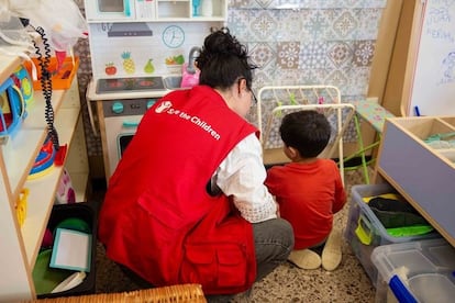 Una trabajadora de Save the Children, en un centro de apoyo a menores afectados por la dana en Valencia.