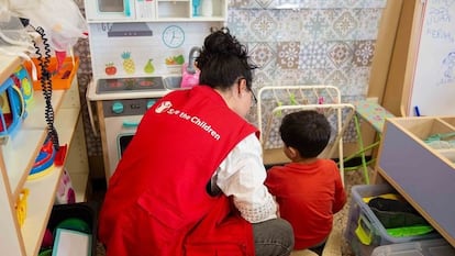 Una trabajadora de Save the Children, en un centro de apoyo a menores afectados por la dana en Valencia.