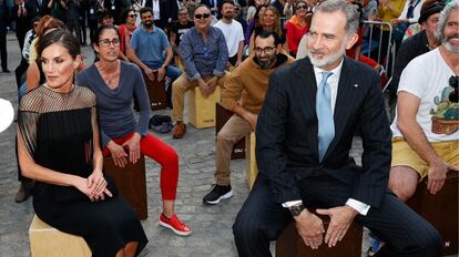 El rey Felipe VI tocando el cajón en su visita a Cádiz (2023), junto a la reina Letizia.