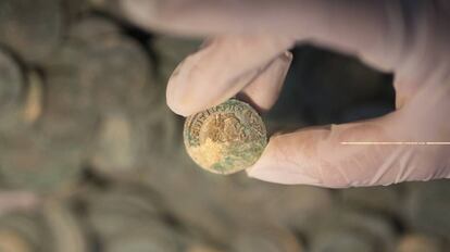 Una de las monedas halladas la semana pasada en Tomares (Sevilla).