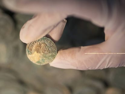 Una de las monedas halladas la semana pasada en Tomares (Sevilla).