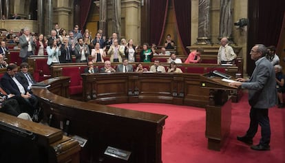 Joan Coscubiela, portavoz de Catalunya S&iacute; que es Pot, es aplaudido por los diputados de Ciudadanos en el Parlament.