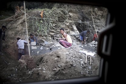 "Cemento, arena, agua y tiempo. Para endurecer, para curar heridas. Para hacernos fuertes y, sobre todo, para nunca olvidar que podemos ser débiles".
Varios obreros trabajan en la reconstrucción y mejora de una carretera afectada por el terremoto de 2015 en Nepal.
