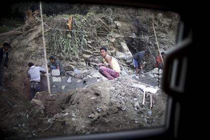 "Cemento, arena, agua y tiempo. Para endurecer, para curar heridas. Para hacernos fuertes y, sobre todo, para nunca olvidar que podemos ser débiles".
Varios obreros trabajan en la reconstrucción y mejora de una carretera afectada por el terremoto de 2015 en Nepal.
