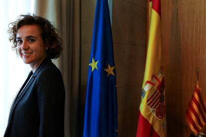 La ministra de Sanidad, Dolors Montserrat, en su despacho. REUTERS/Susana Vera