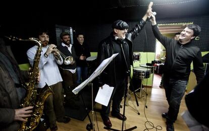 Un momento de los ensayos del grupo, en un local de Conxo, para el concierto del sábado en Ourense.